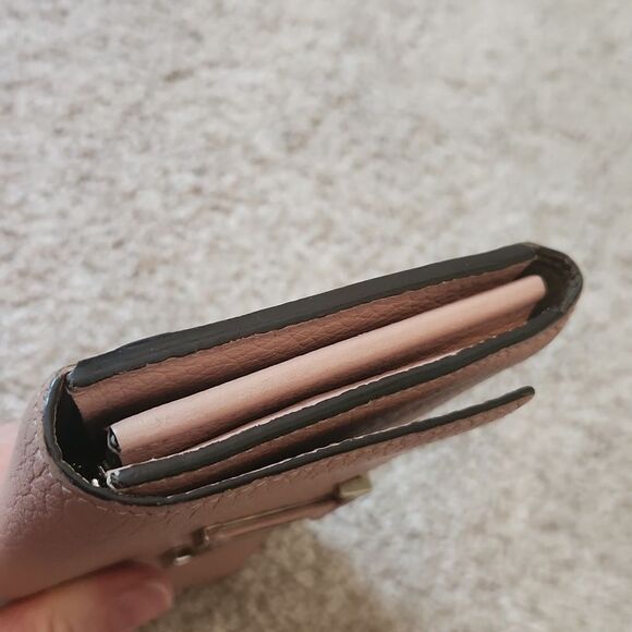 Louis Vuitton Taurillon Capucines Wallet - Picture 11 of 12